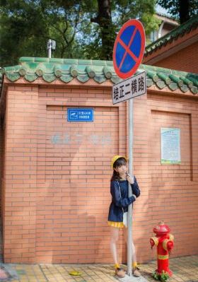 女人裸露双乳给男人喂奶文