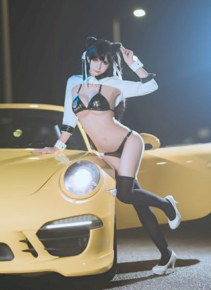 不扣纽扣女孩